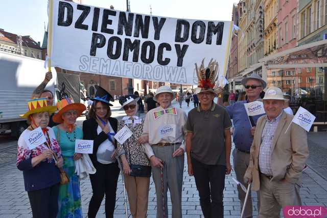 [FOTO] Młodzi duchem, dojrzali stażem - Marsz Kapeluszy zainaugurował tegoroczne Dni Seniora