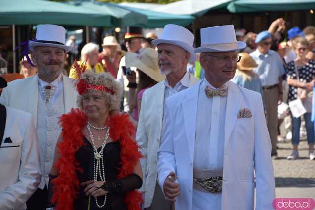 [FOTO] Młodzi duchem, dojrzali stażem - Marsz Kapeluszy zainaugurował tegoroczne Dni Seniora