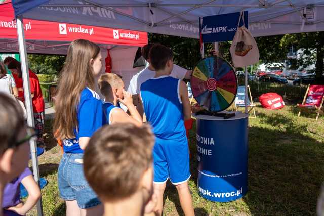 [FOTO] Kolejne miejsce treningowe dla następców Świątek i Hurkacza! Korty i hala tenisowa przy ulicy Trwałej już otwarte