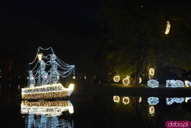 [WIDEO, FOTO] Park Iluminacji w Zamku Topacz pod Wrocławiem już otwarty. Zobacz cennik i godziny otwarcia