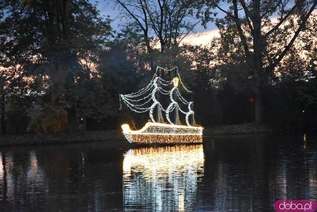 [WIDEO, FOTO] Park Iluminacji w Zamku Topacz pod Wrocławiem już otwarty. Zobacz cennik i godziny otwarcia