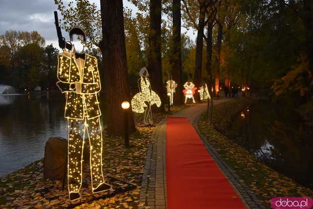 [WIDEO, FOTO] Park Iluminacji w Zamku Topacz pod Wrocławiem już otwarty. Zobacz cennik i godziny otwarcia