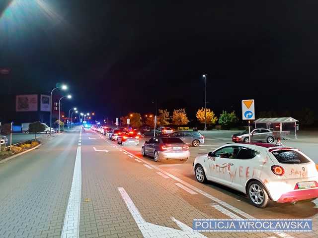 [FOTO] Wrocław to nie miejsce dla pseudodrifterów i wielbicieli ulicznych wyścigów. Nałożono 133 mandaty karne na osoby lekceważące przepisy