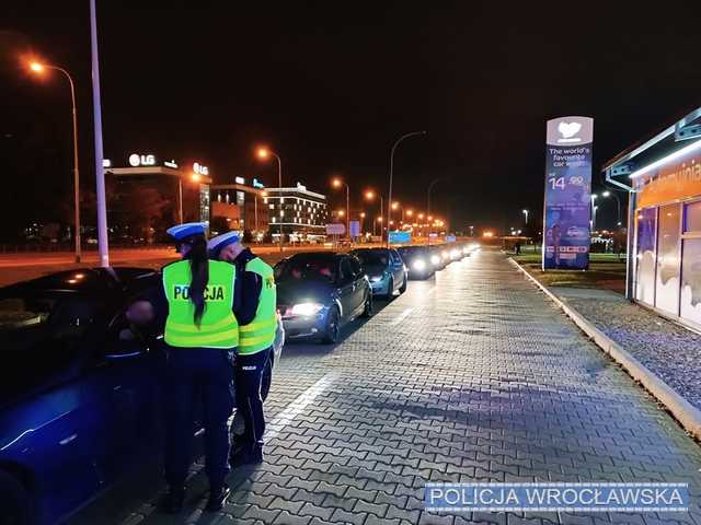 [FOTO] Wrocław to nie miejsce dla pseudodrifterów i wielbicieli ulicznych wyścigów. Nałożono 133 mandaty karne na osoby lekceważące przepisy