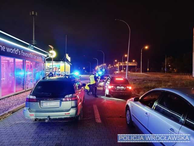 [FOTO] Wrocław to nie miejsce dla pseudodrifterów i wielbicieli ulicznych wyścigów. Nałożono 133 mandaty karne na osoby lekceważące przepisy