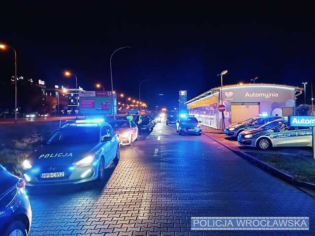 [FOTO] Wrocław to nie miejsce dla pseudodrifterów i wielbicieli ulicznych wyścigów. Nałożono 133 mandaty karne na osoby lekceważące przepisy