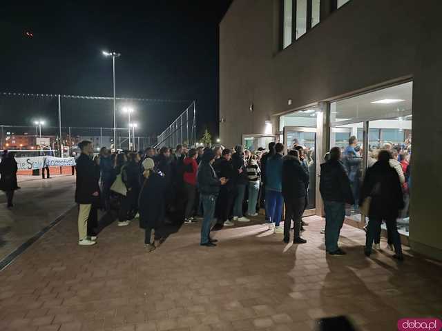[WIDEO, FOTO] Wrocławianie ponownie stanęli w długiej kolejce. Tym razem na spotkanie z Donaldem Tuskiem