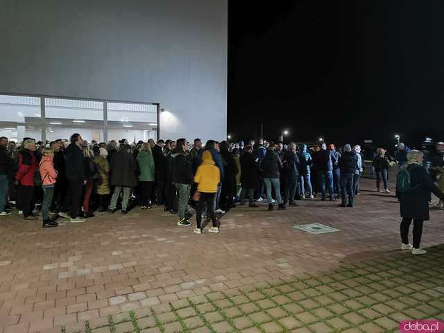 [WIDEO, FOTO] Wrocławianie ponownie stanęli w długiej kolejce. Tym razem na spotkanie z Donaldem Tuskiem