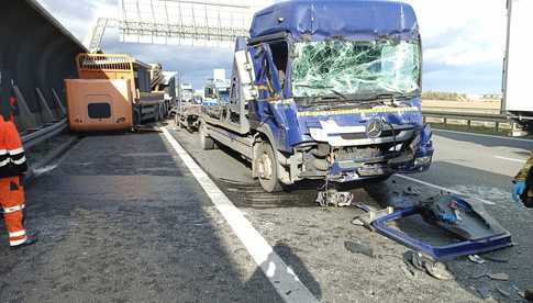 [FOTO] Wypadek trzech ciężarówek na AOW. Jeden z kierowców został uwięziony w pojeździe