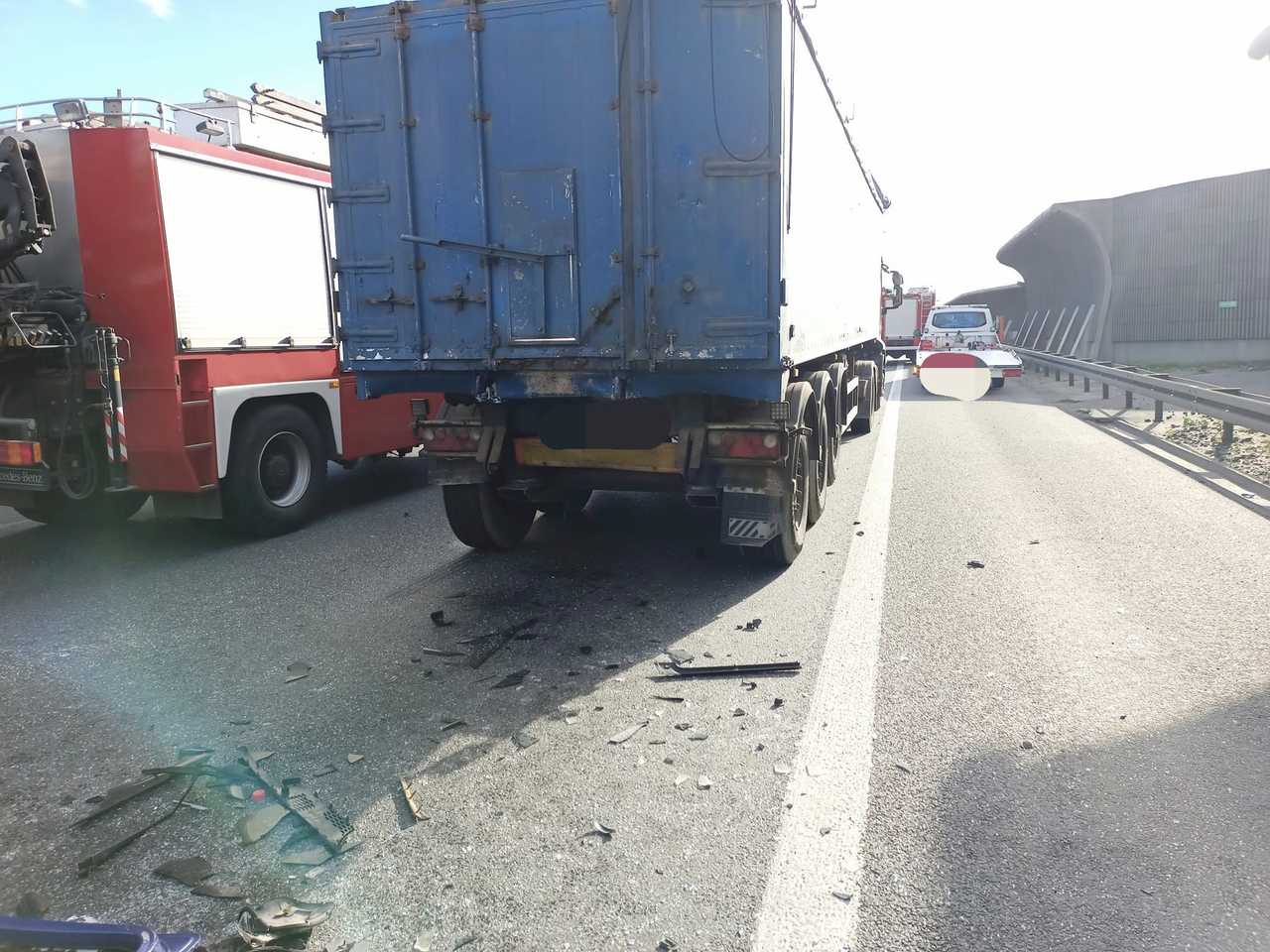 [FOTO] Wypadek trzech ciężarówek na AOW. Jeden z kierowców został uwięziony w pojeździe