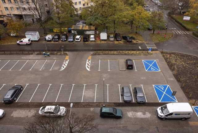 [FOTO] Metamorfoza parkingu na Gaju. Z błotnistych wybojów do porządku i estetyki 