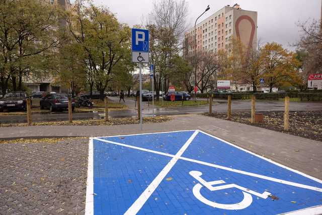 [FOTO] Metamorfoza parkingu na Gaju. Z błotnistych wybojów do porządku i estetyki 