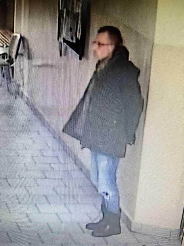 Poszukiwania niebezpiecznego 44-latka.Dwóch policjantów w stanie krytycznym