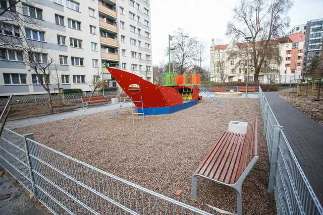 [FOTO] Nowy plac zabaw na Szczepinie rośnie w oczach 