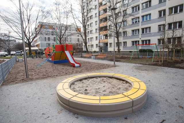 [FOTO] Nowy plac zabaw na Szczepinie rośnie w oczach 