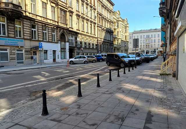 [ZDJĘCIA] Chodniki i skwerek przy ulicy Rejtana przeszły metamorfozę