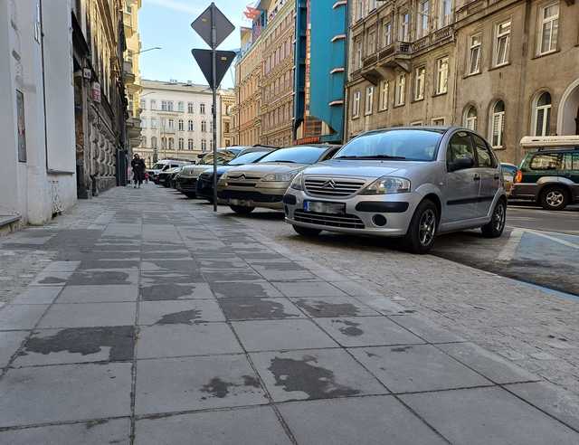 [ZDJĘCIA] Chodniki i skwerek przy ulicy Rejtana przeszły metamorfozę