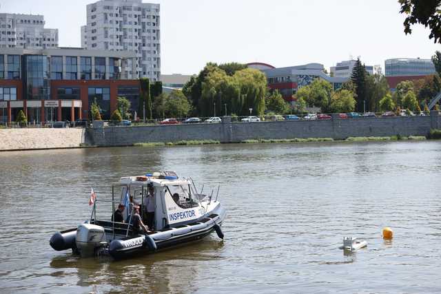 [FOTO] Zamontowano bojki monitorujące jakość wody w Odrze. Jak to działa? 