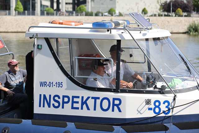 [FOTO] Zamontowano bojki monitorujące jakość wody w Odrze. Jak to działa? 