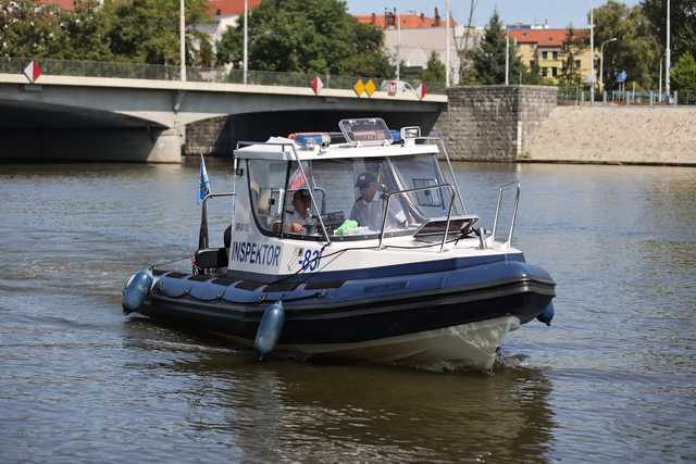 [FOTO] Zamontowano bojki monitorujące jakość wody w Odrze. Jak to działa? 