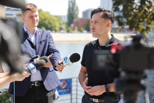 [FOTO] Zamontowano bojki monitorujące jakość wody w Odrze. Jak to działa? 