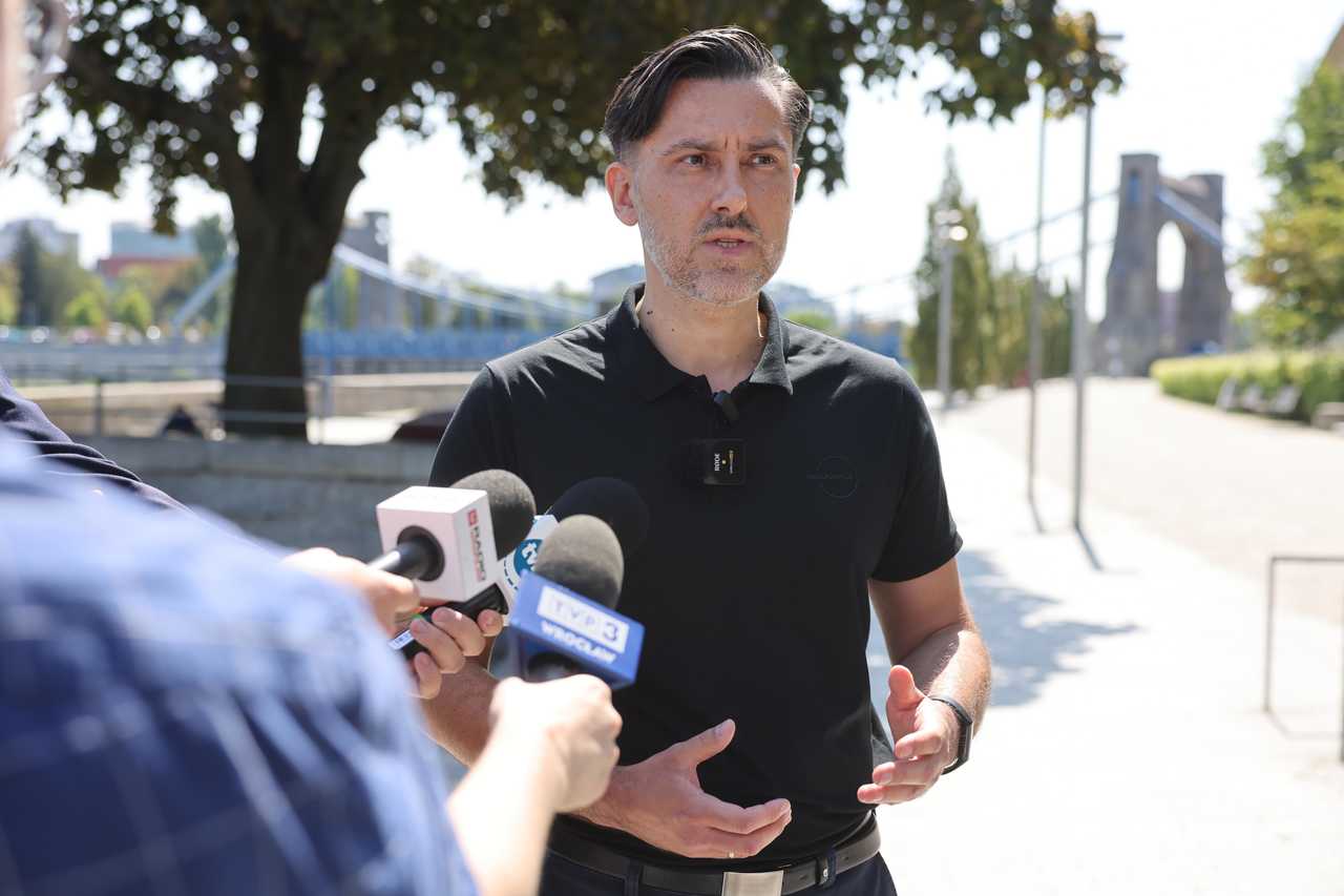 [FOTO] Zamontowano bojki monitorujące jakość wody w Odrze. Jak to działa? 