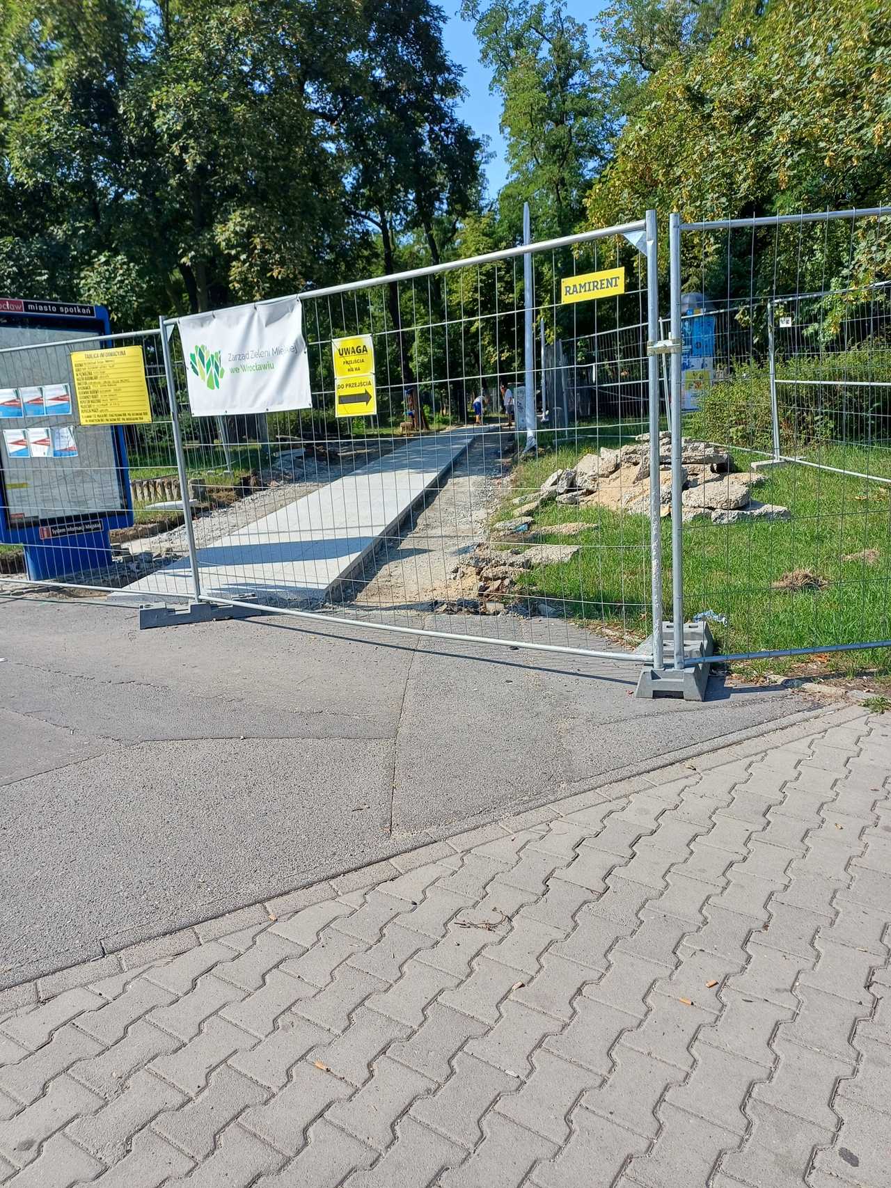 [FOTO] Między Stacyjną a Bolesławiecką powstaje nowa ścieżka. Ułatwi dotarcie z ul. Legnickiej do stacji Mikołajów
