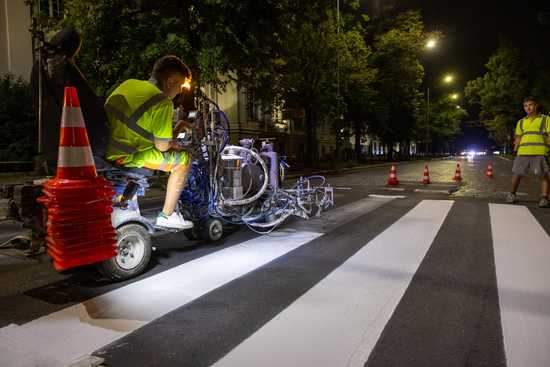 [FOTO] Trwa odnowa oznakowania poziomego. Do prac wykorzystane będzie 5 tirów specjalnej farby