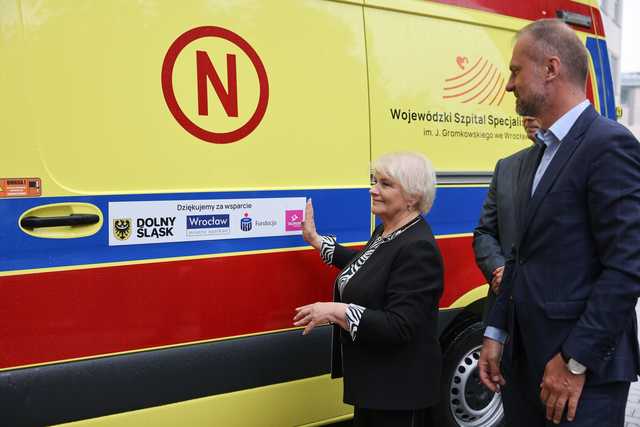 [FOTO] Przekazano nową karetkę dla szpitala im. Gromkowskiego. Jej koszt to ponad 1,2 mln złotych