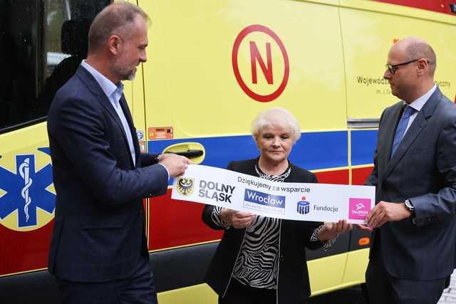 [FOTO] Przekazano nową karetkę dla szpitala im. Gromkowskiego. Jej koszt to ponad 1,2 mln złotych
