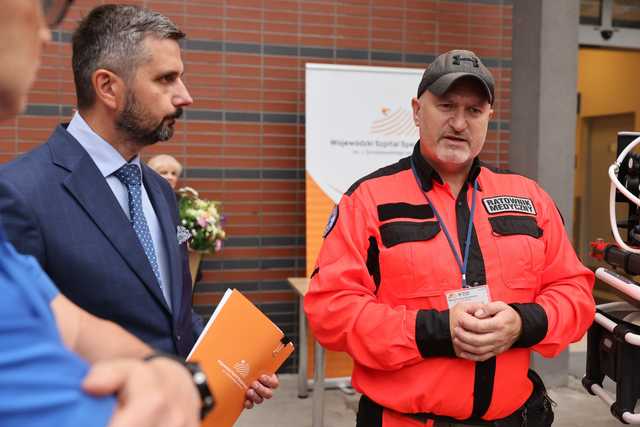 [FOTO] Przekazano nową karetkę dla szpitala im. Gromkowskiego. Jej koszt to ponad 1,2 mln złotych
