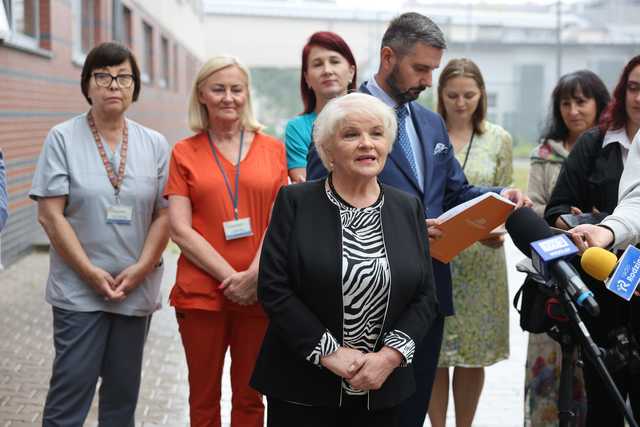 [FOTO] Przekazano nową karetkę dla szpitala im. Gromkowskiego. Jej koszt to ponad 1,2 mln złotych