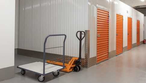 Self storage a tradycyjne magazyny