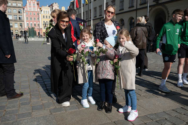 [FOTO] Wrocław kobietami stoi. Za nami akcja z okazji Dnia Kobiet na wrocławskim rynku