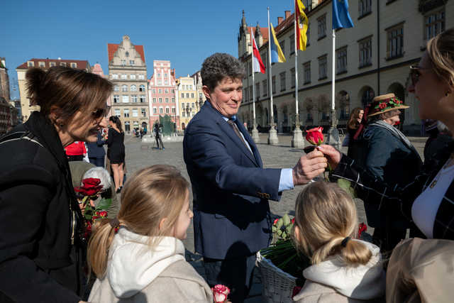 [FOTO] Wrocław kobietami stoi. Za nami akcja z okazji Dnia Kobiet na wrocławskim rynku