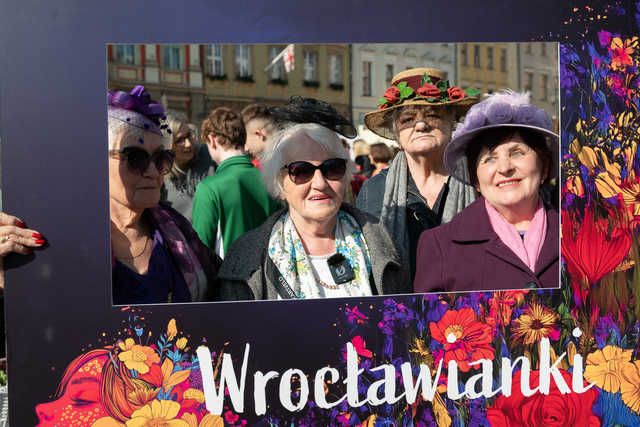 [FOTO] Wrocław kobietami stoi. Za nami akcja z okazji Dnia Kobiet na wrocławskim rynku