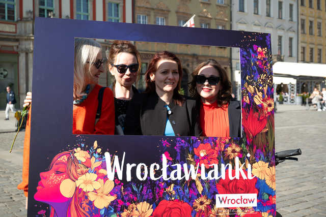 [FOTO] Wrocław kobietami stoi. Za nami akcja z okazji Dnia Kobiet na wrocławskim rynku