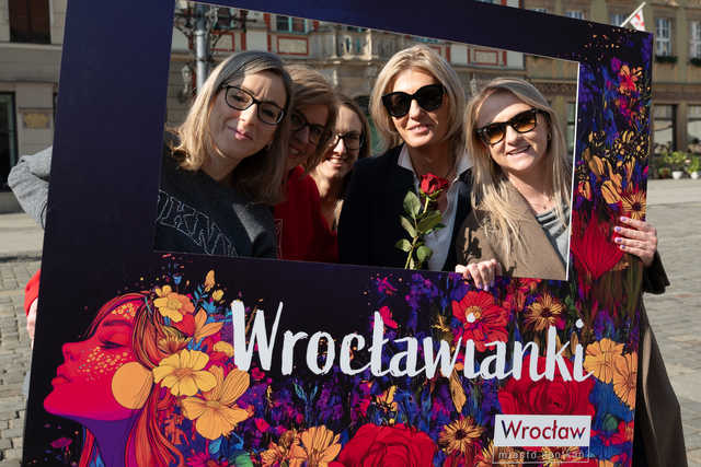 [FOTO] Wrocław kobietami stoi. Za nami akcja z okazji Dnia Kobiet na wrocławskim rynku