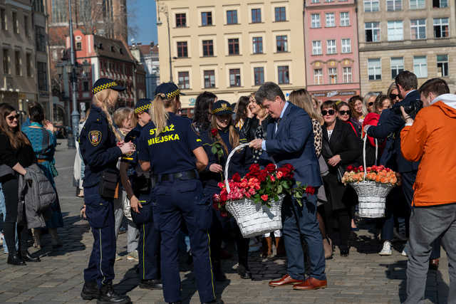 [FOTO] Wrocław kobietami stoi. Za nami akcja z okazji Dnia Kobiet na wrocławskim rynku
