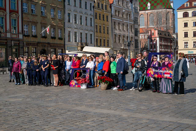 [FOTO] Wrocław kobietami stoi. Za nami akcja z okazji Dnia Kobiet na wrocławskim rynku