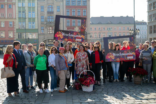 [FOTO] Wrocław kobietami stoi. Za nami akcja z okazji Dnia Kobiet na wrocławskim rynku
