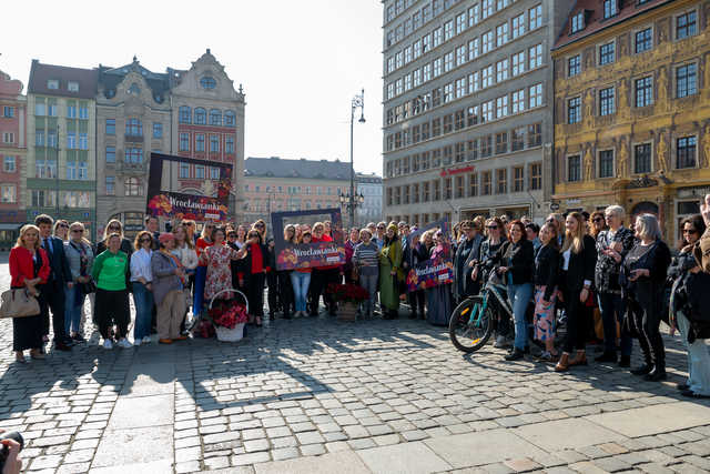[FOTO] Wrocław kobietami stoi. Za nami akcja z okazji Dnia Kobiet na wrocławskim rynku