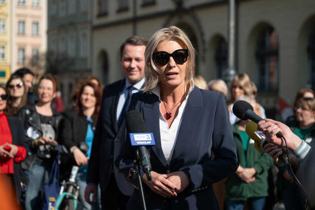 [FOTO] Wrocław kobietami stoi. Za nami akcja z okazji Dnia Kobiet na wrocławskim rynku