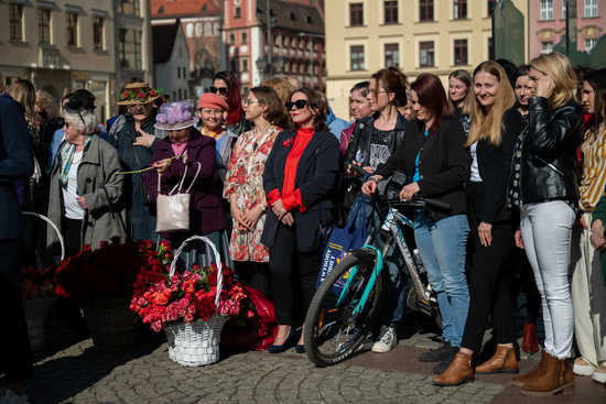 [FOTO] Wrocław kobietami stoi. Za nami akcja z okazji Dnia Kobiet na wrocławskim rynku