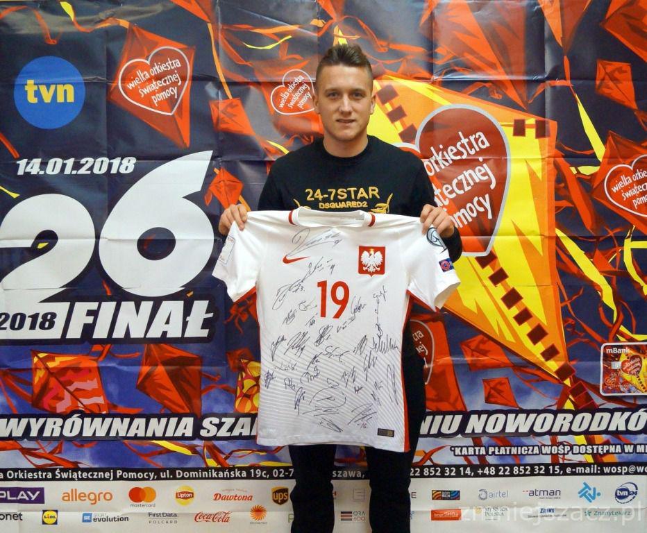 Koszulki od Piotra Zielińskiego z podpisami Reprezentacji Polski na aukcji  WOŚP