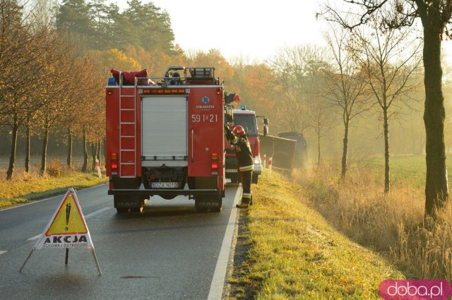 Ciężarówka z węglem w rowie Ziębice