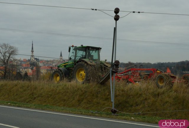 Ciągnik ściął słup energetyczny na Kłodzkiej w Ząbkowicach 