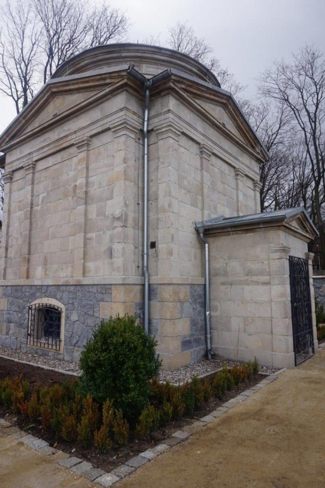 rewitalizacja starego cmentarza i mauzoleum w  Złotym stoku