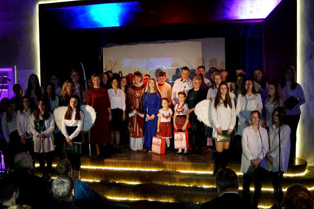 Magia teatru i magia świąt w Zespole Szkół Ponadpodstawowych w Ziębicach 