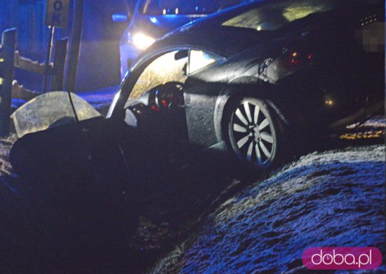 Osobówka wylądowała w rowie. Kierowca uciekał przed policją